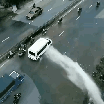 惊呆所有人：马路边水管爆了，水柱喷向马路上的车辆和行人，很多人的衣服都喷湿了又没