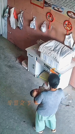 大妈抱着孩子来馒头店里买馒头。

她意外发现桌子下面放钱的抽屉里竟然没有锁。
于