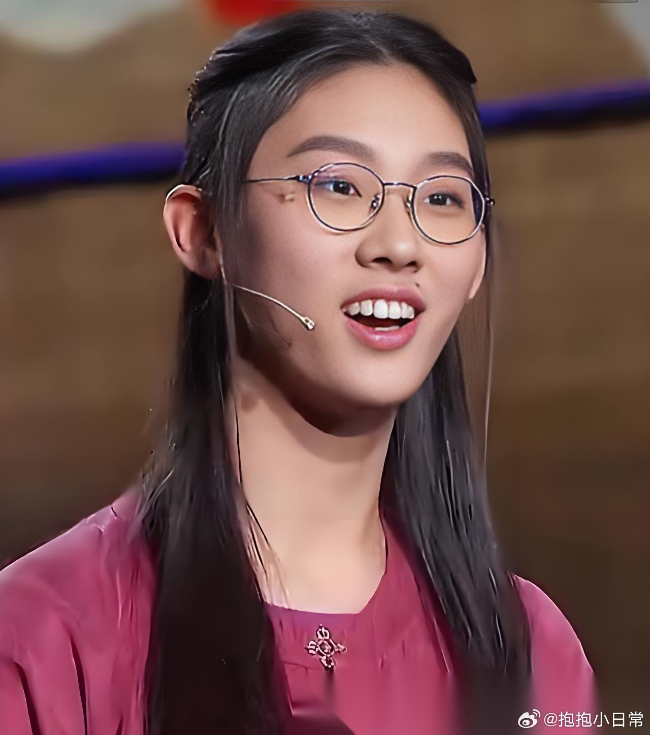 还记得“国民才女”武亦姝吗？当年参加诗词大会爆火之后，她收到很多娱乐公司、商业广
