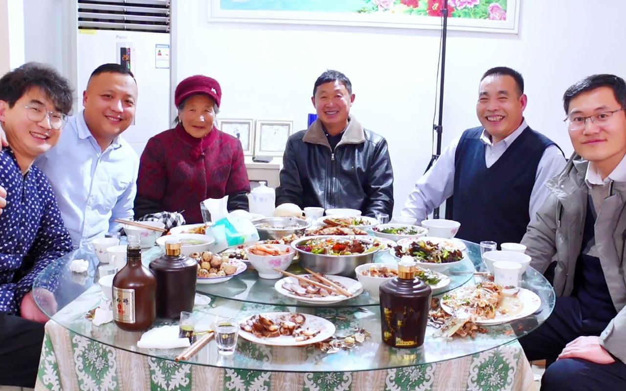 老领导的闺女找了个海龟博士，在985大学任教，是我不远的舅家的表弟。
老领导两口