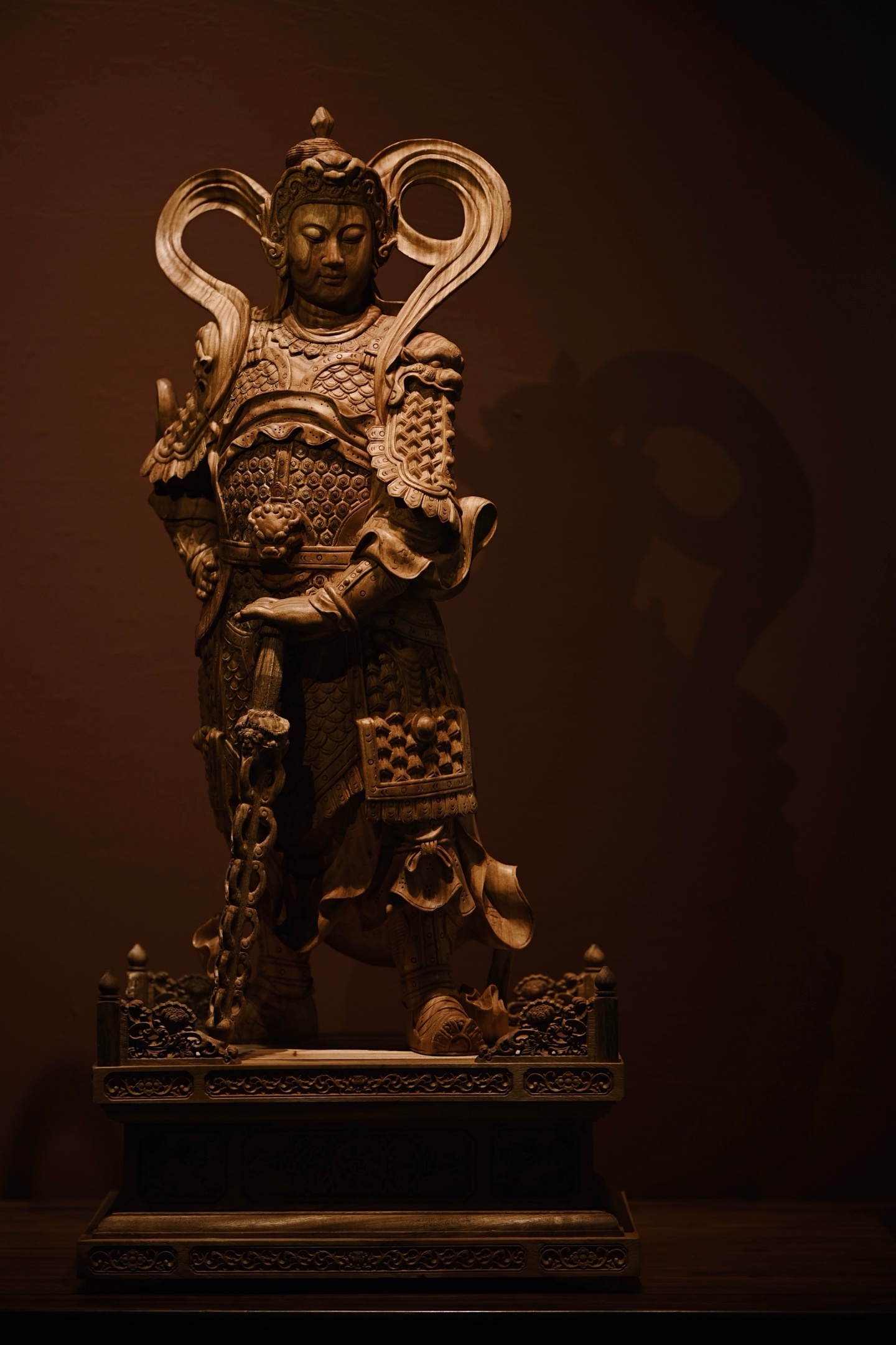 香樟木 | 韦陀菩萨雕刻生动形象，韦陀头戴凤翅兜鍪盔，面颊圆腴丰满，身披黄金锁子