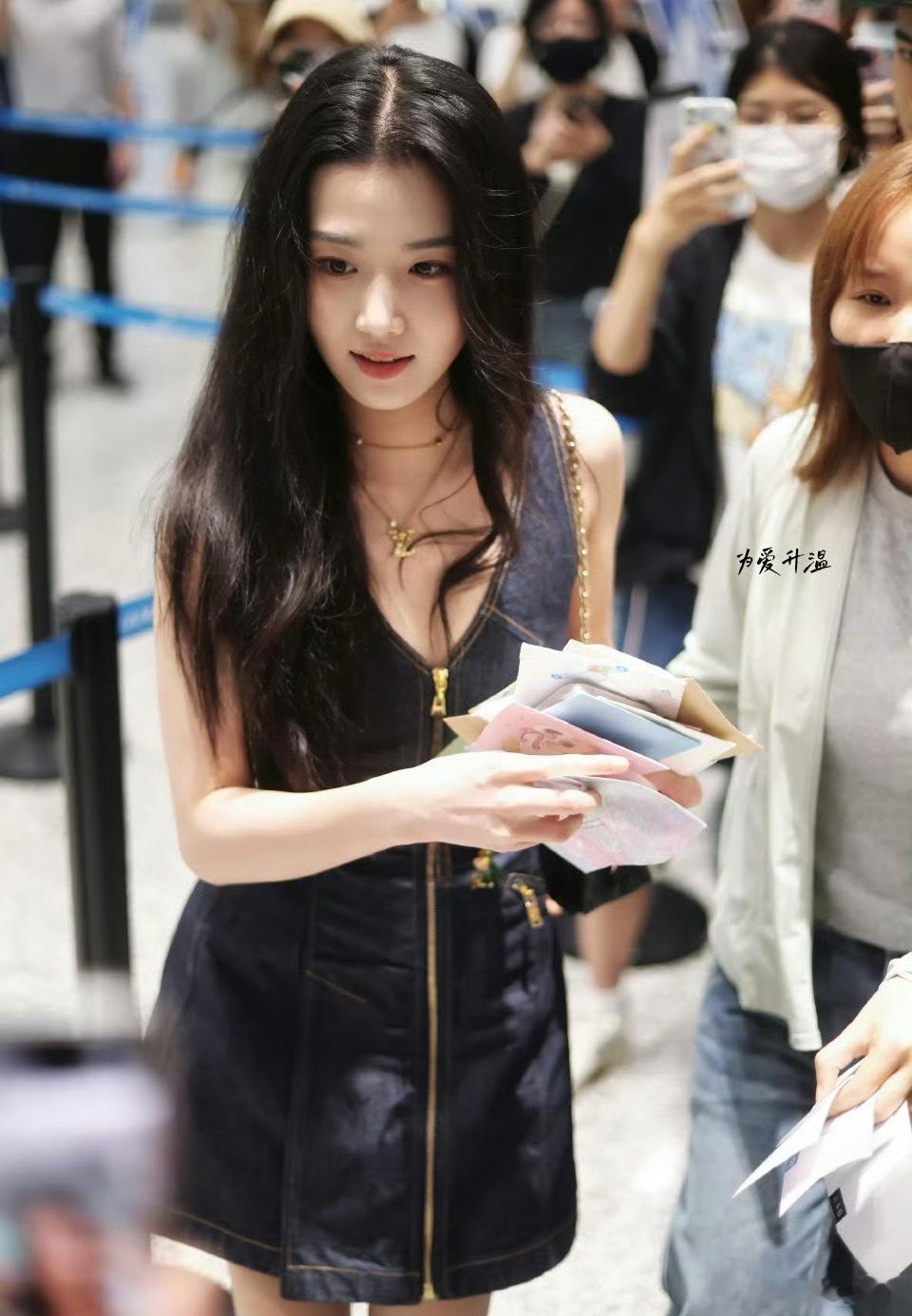 卢昱晓进组折月亮卢昱晓出发进组折月亮路透 卢昱晓上海出发前往《折月亮》剧组啦！恭