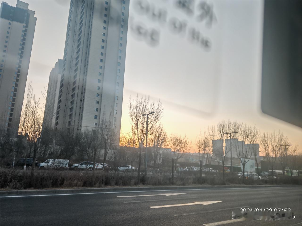 当你心中没有力量的时候，
一定看看日出，
太阳努力升起的样子，
染出一整片光亮，