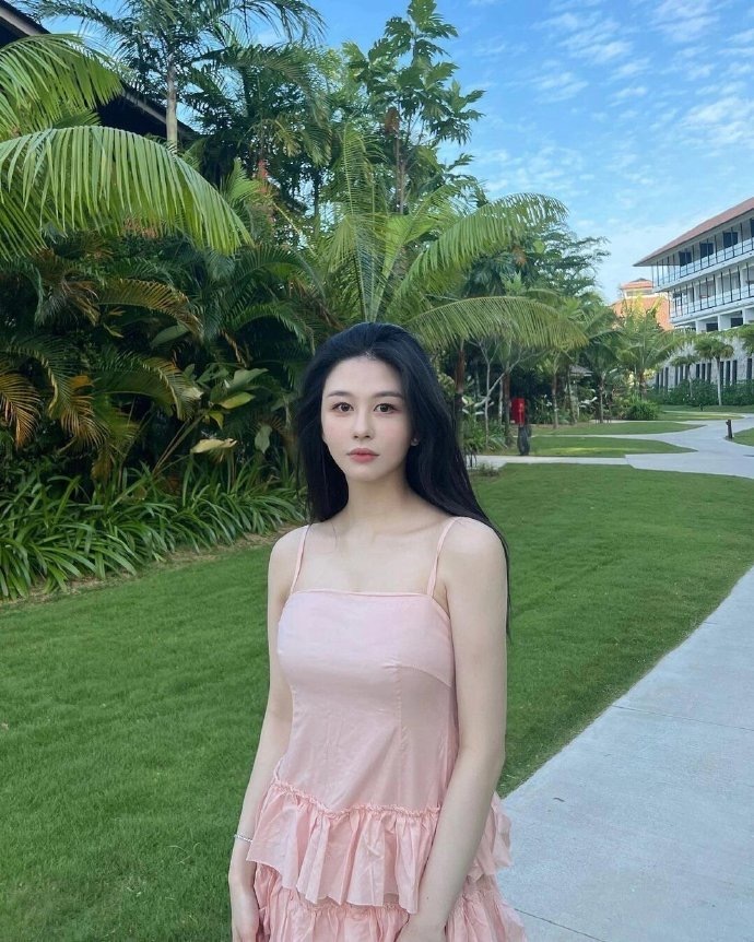 #邱淑贞拍的女儿沈月# 邱淑贞女儿沈月一袭粉裙黑发出镜，好美，气质随了妈妈 ​​