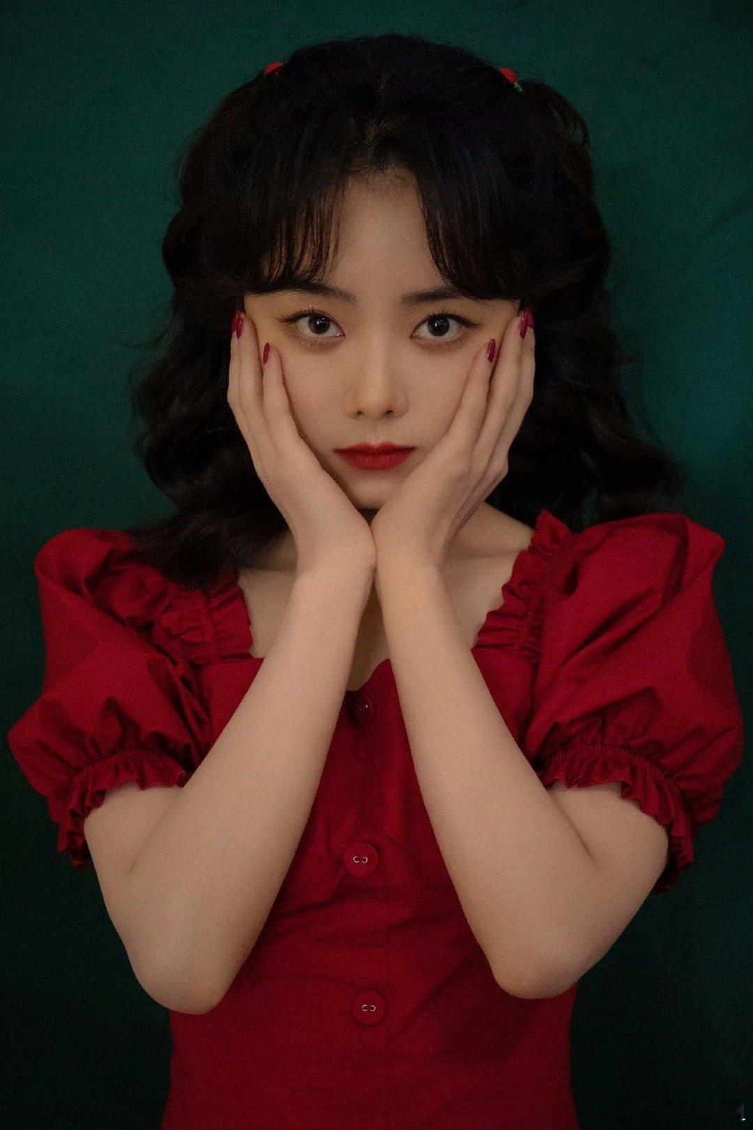 谭松韵就这么水灵灵的坐我旁边了近距离看谭松韵真的好绝，眉眼温润，整个人透着清甜灵