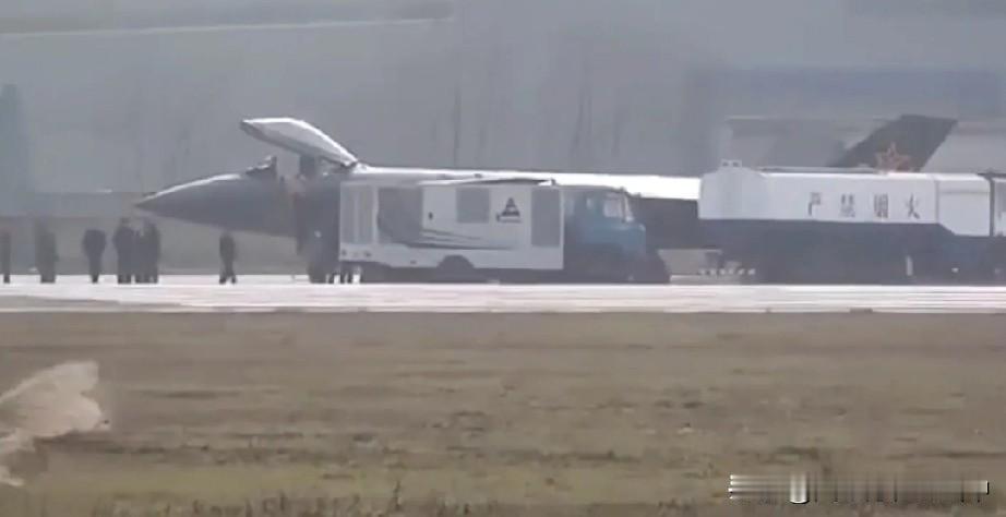 其实在2011年1月9日那天已经看到某老哥发到铁血的歼20照片了...

那天是