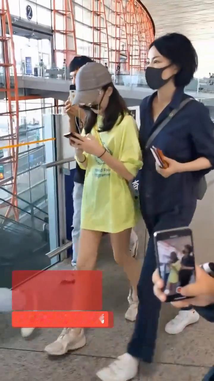 王菲带着女儿李嫣。