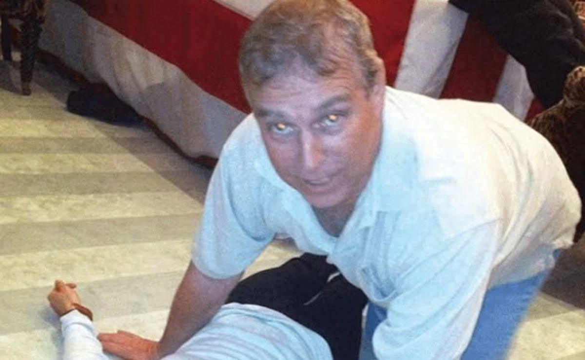 爱泼斯坦档案刚解密，照片里男的没打码，女的脸全糊了，到底算什么现场？
《爱泼斯坦