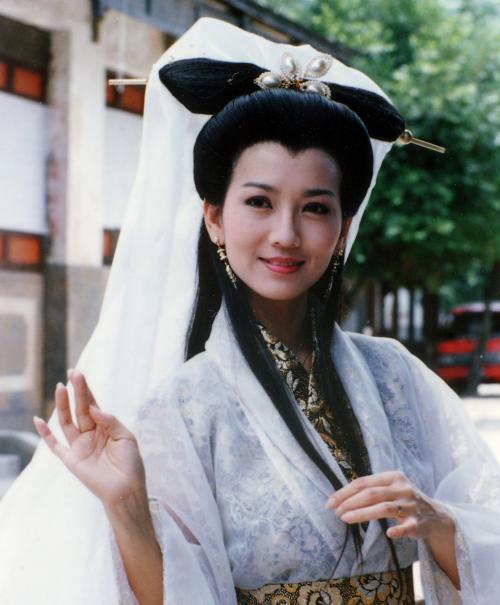 我们的教育似乎走入了一个悖论，往往学历越高，就越没立场越虚无，就是知识越多就越容