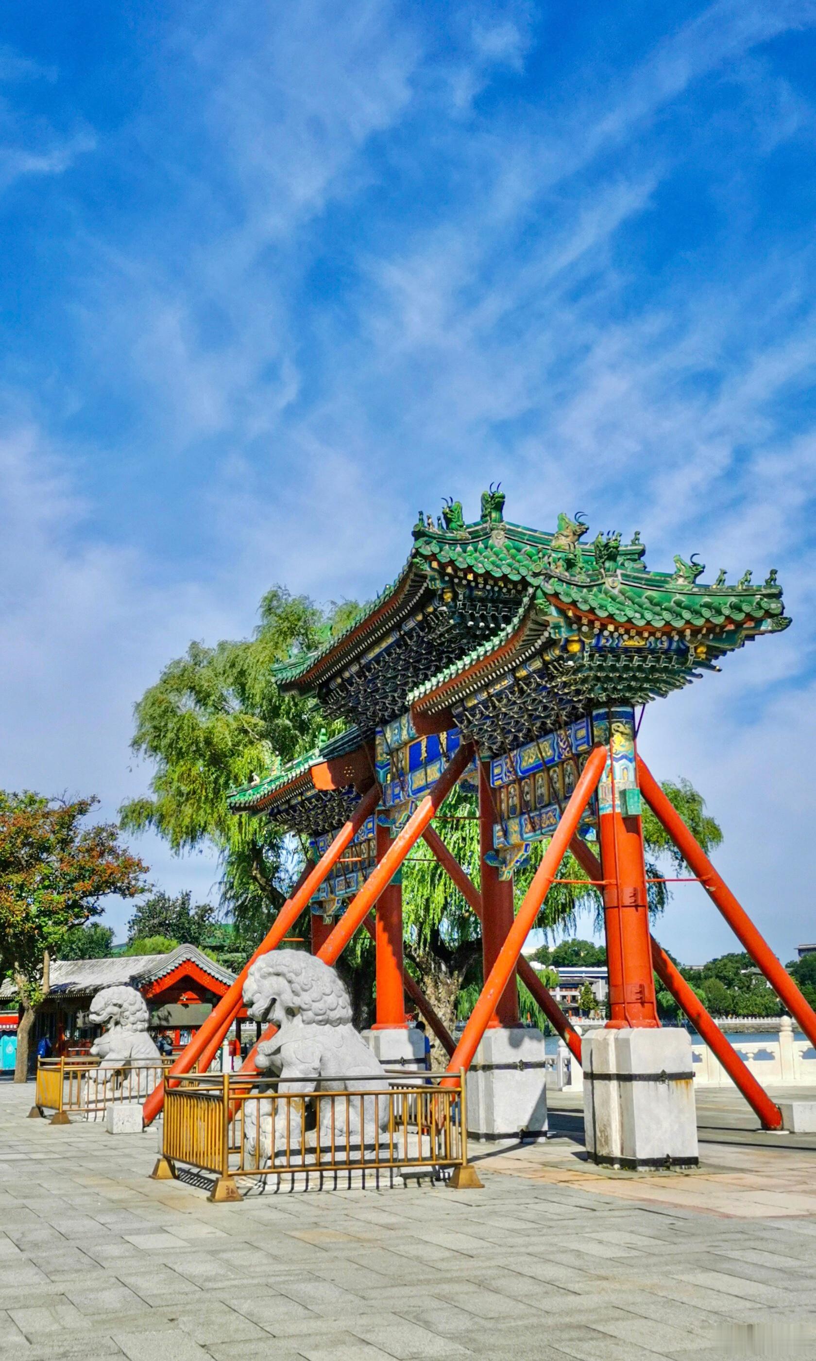 【北海公园】太液临仙岛，微凉动早秋。雨馀芳树静，岸远杂花稠。……（明·金幼孜）摄