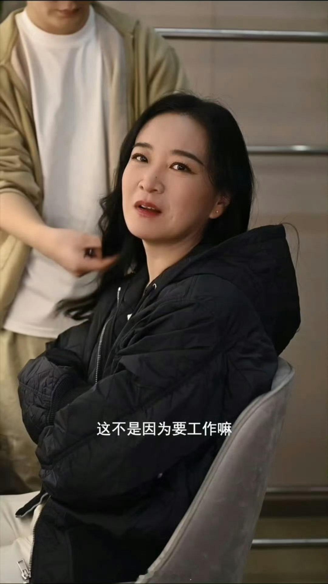 贾玲请假贾玲又烫了大波浪 贾玲请假视频咋美成这样了，还是那么可爱！！又烫了大波浪