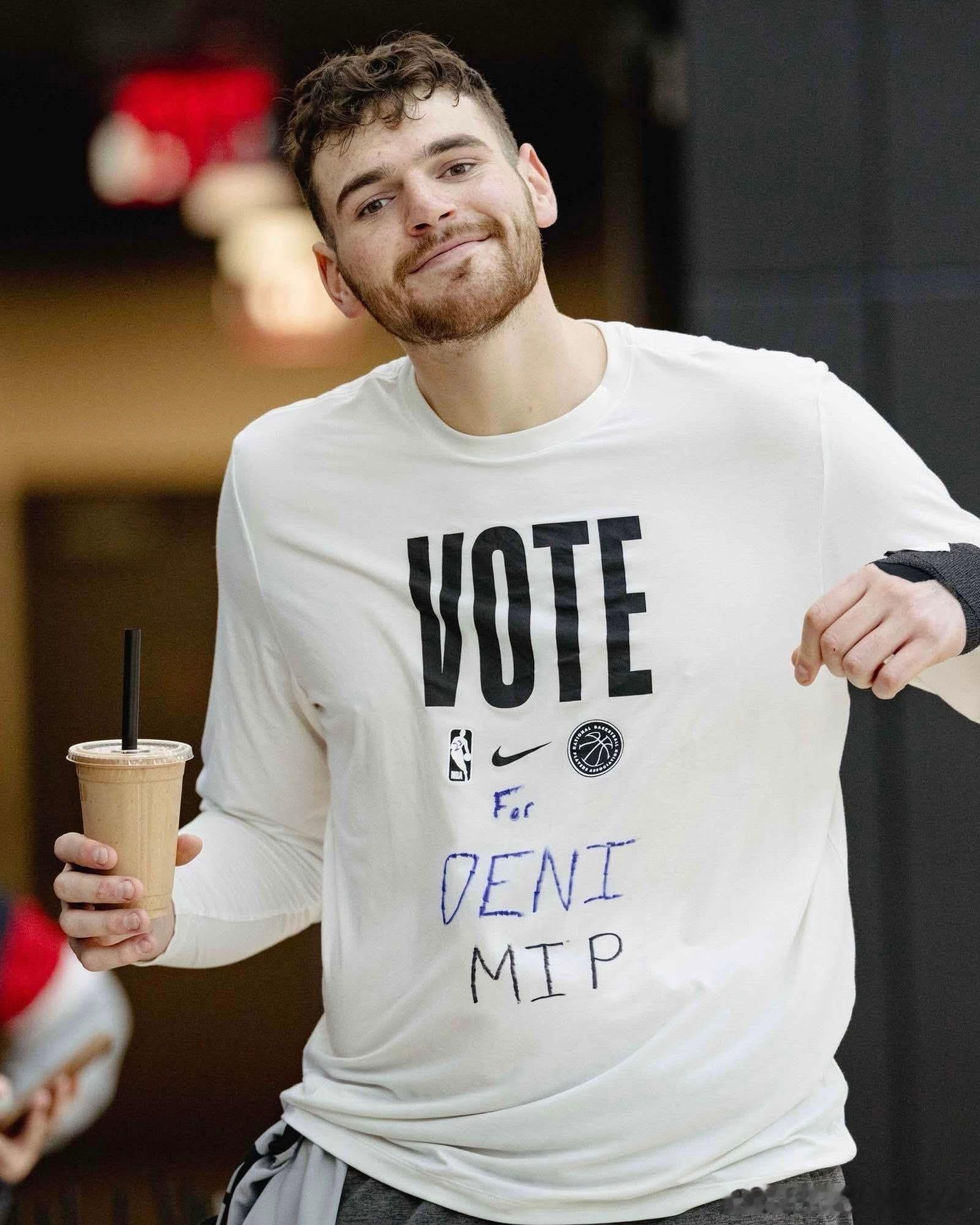 NBA 开拓者今日官媒更新球队训练图，小杨引体向上！杨瀚森