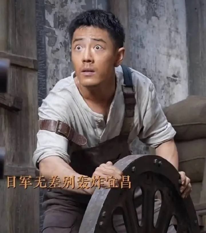 他来了他来了，郭靖换下古装瞪着眼跑来了 