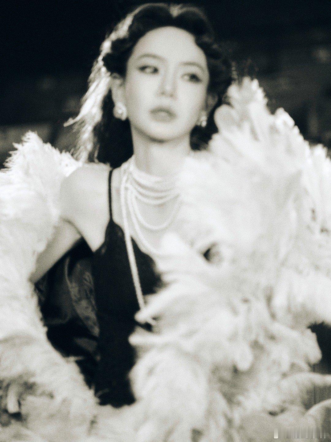 戚薇珍珠项链叠戴 跨年舞台造型美到失语！羽毛披风搭配黑色吊带裙，叠戴的珍珠项链层