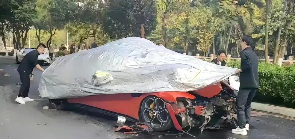 网友：现在的车一出事故，赶紧就把车给盖上了，你能看出是什么品牌吗？[灵光一闪]