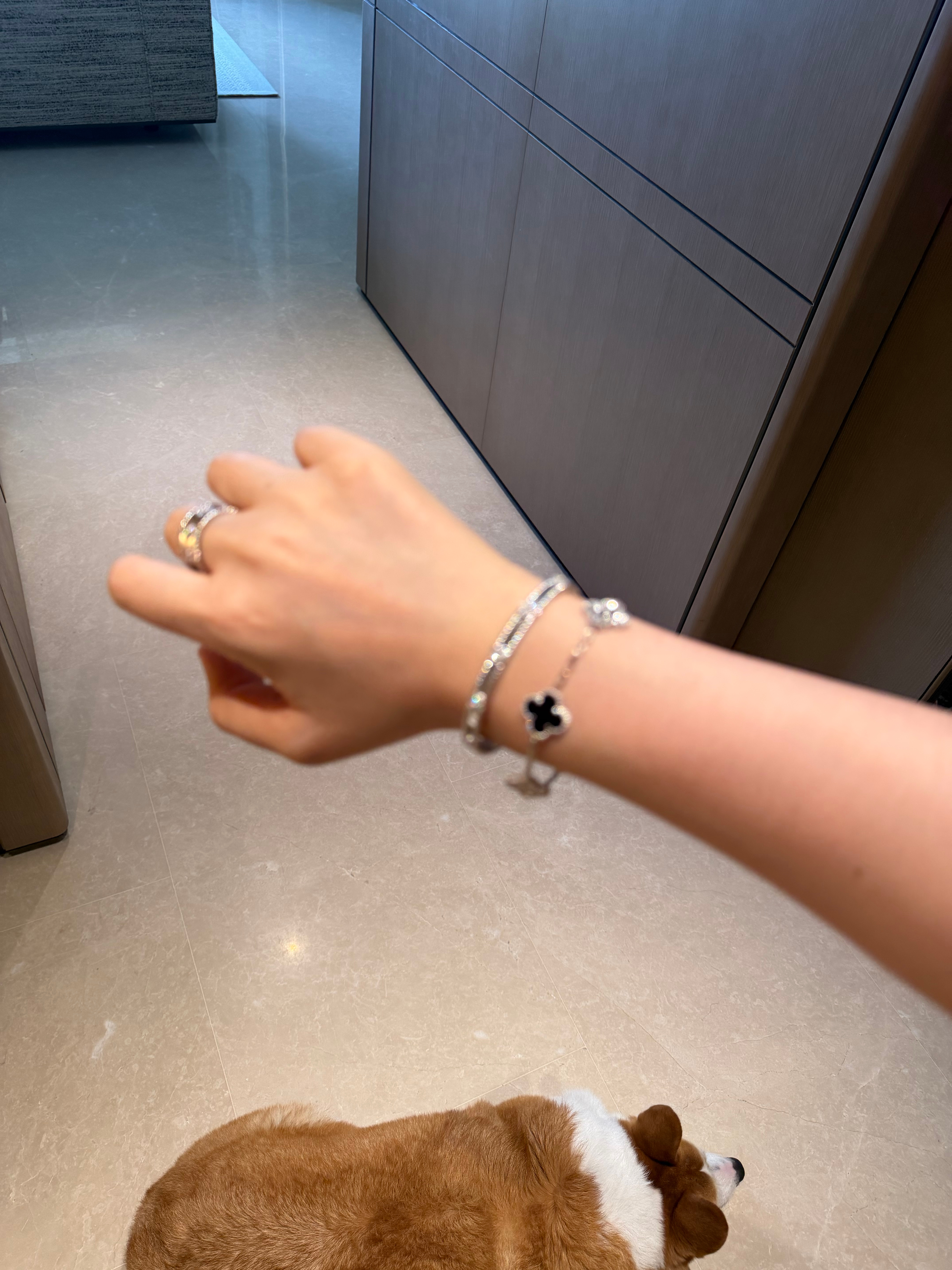 自从开始看翡翠后，再戴K金钻石感觉像在戴玩具钻石的资产神话被河南人捅破后简直是天