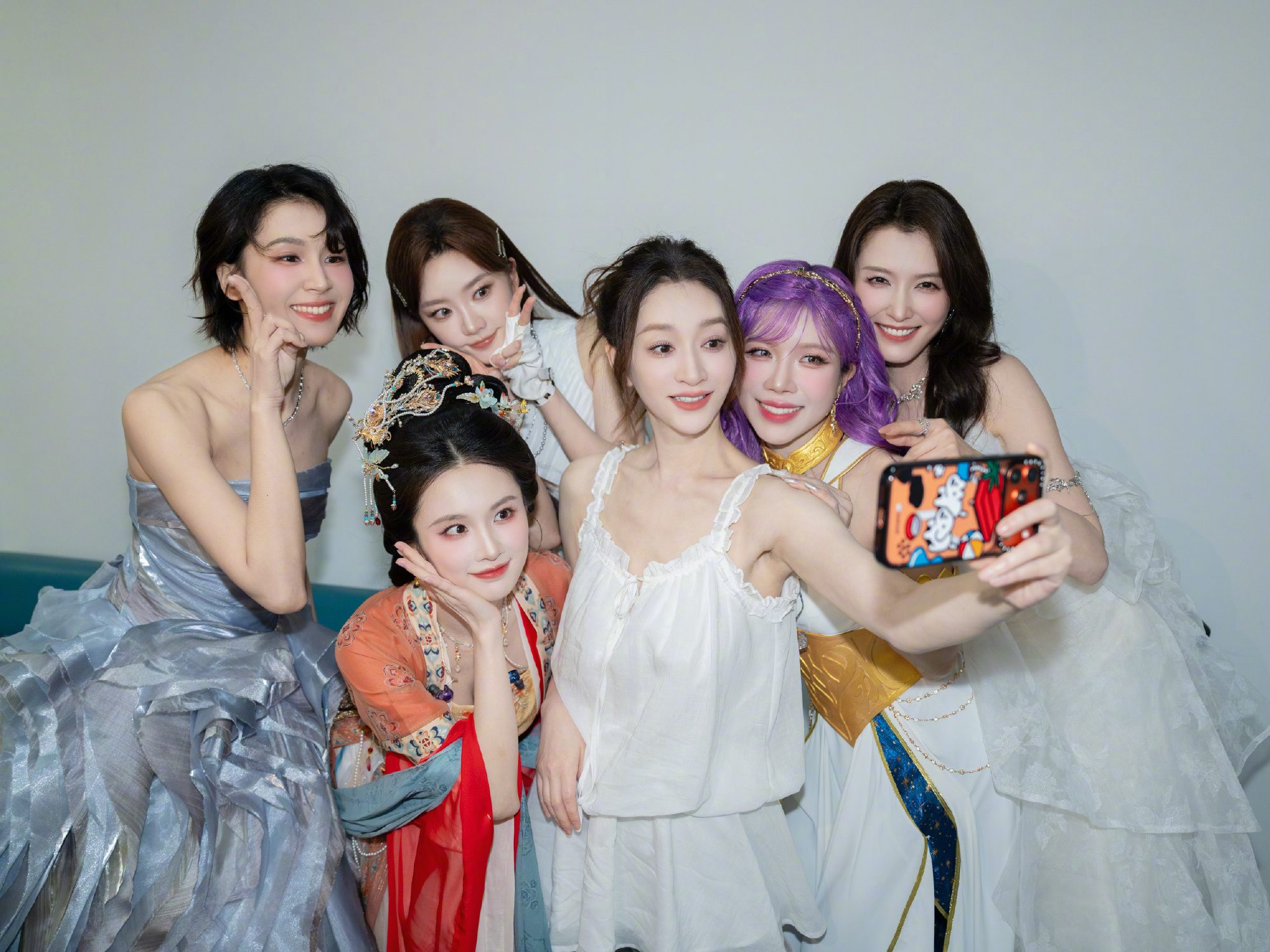 李小冉曾沛慈合照李小冉晒出芒果夜姐姐们的聚会合照，终于看到李小冉和曾沛慈同框啦[