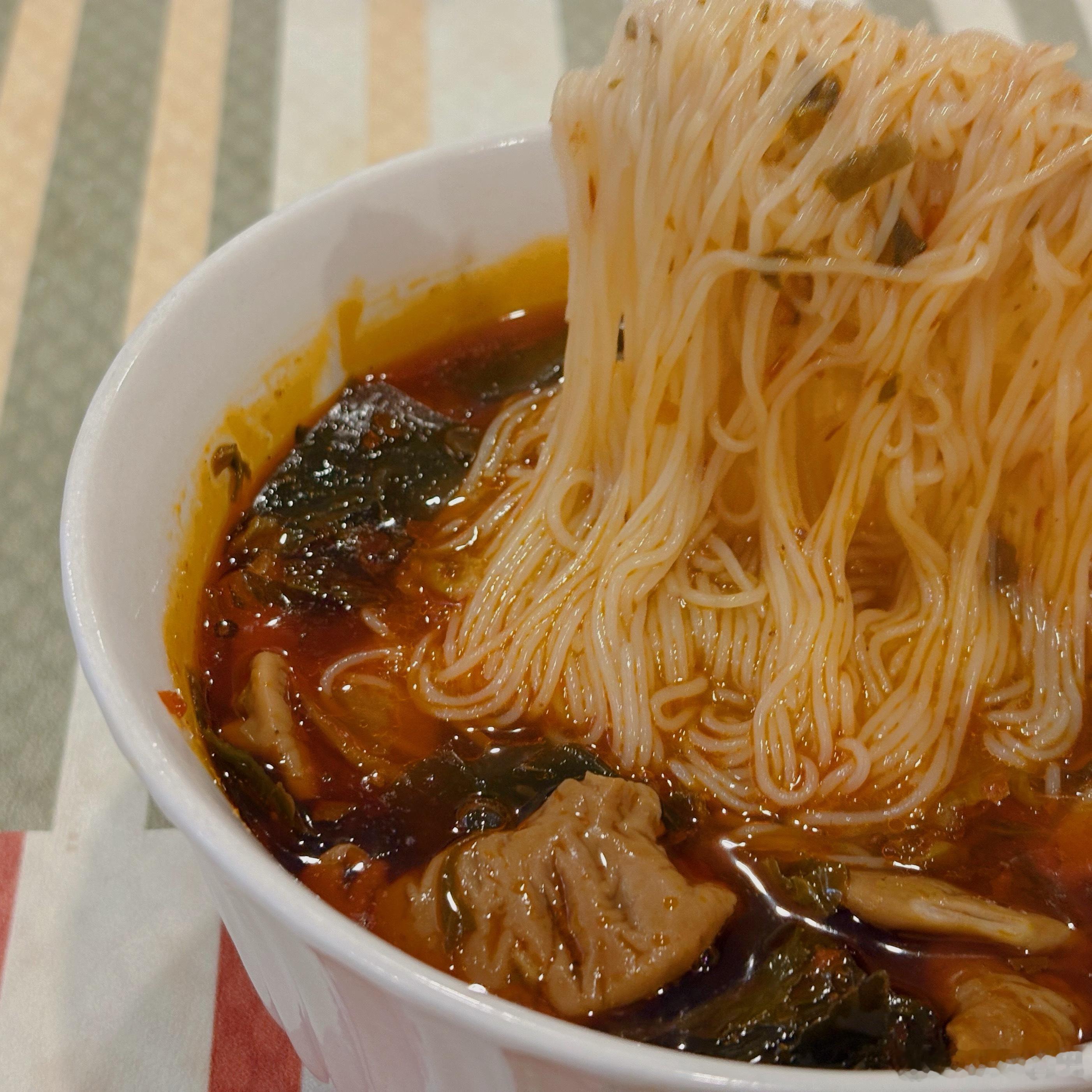 这个绵阳米粉真的很绝，我对象本来在沙发上躺着，看我煮出来确认是细米粉，来尝了一口