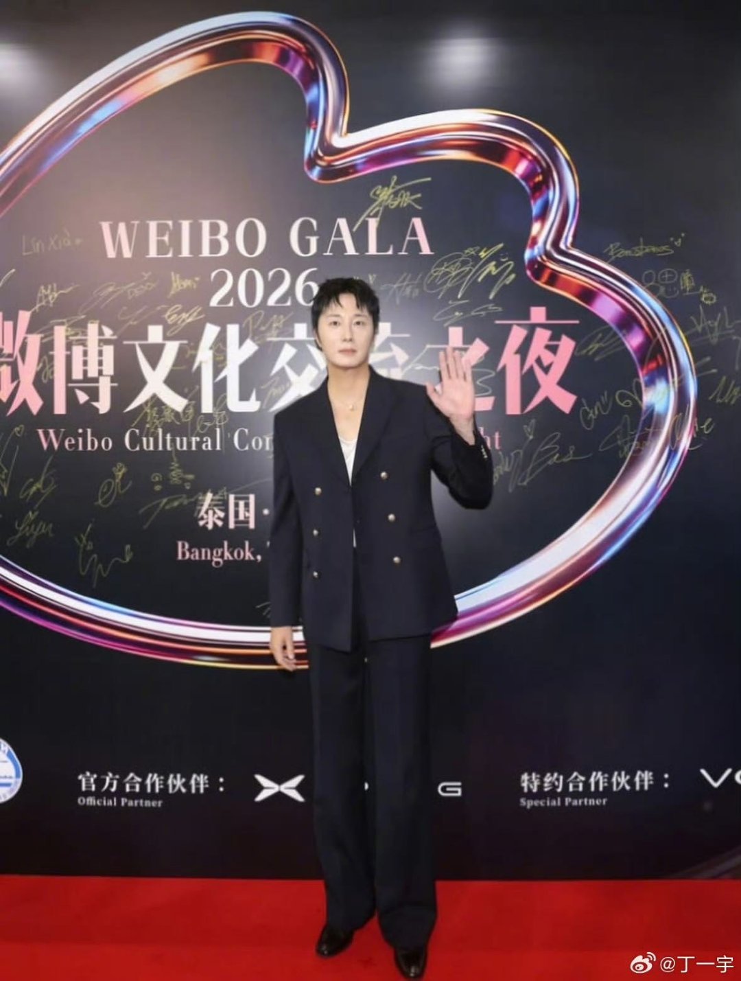 中泰明星曼谷红毯打卡小鹏G6 聚光灯流转的红毯现场，既是文娱群星的秀场，亦是中国