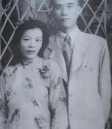 1950年，两件大事交织在时代的褶皱里。一边是新颁布的一夫一妻制，让曲艺大师侯宝