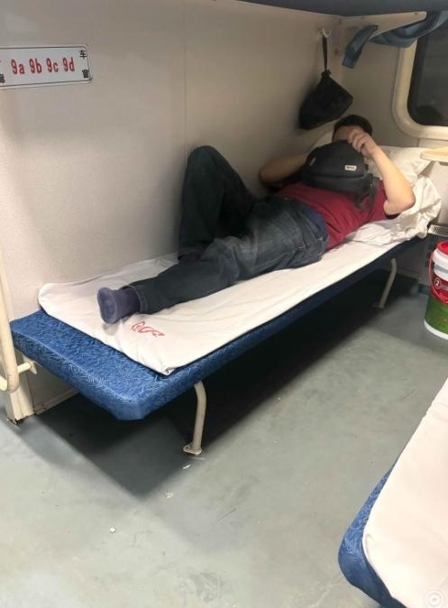 谁懂啊！坐绿皮硬卧，第一次见有人把皮鞋用垃圾袋包起来，挂在床头钩子上。
车厢里味