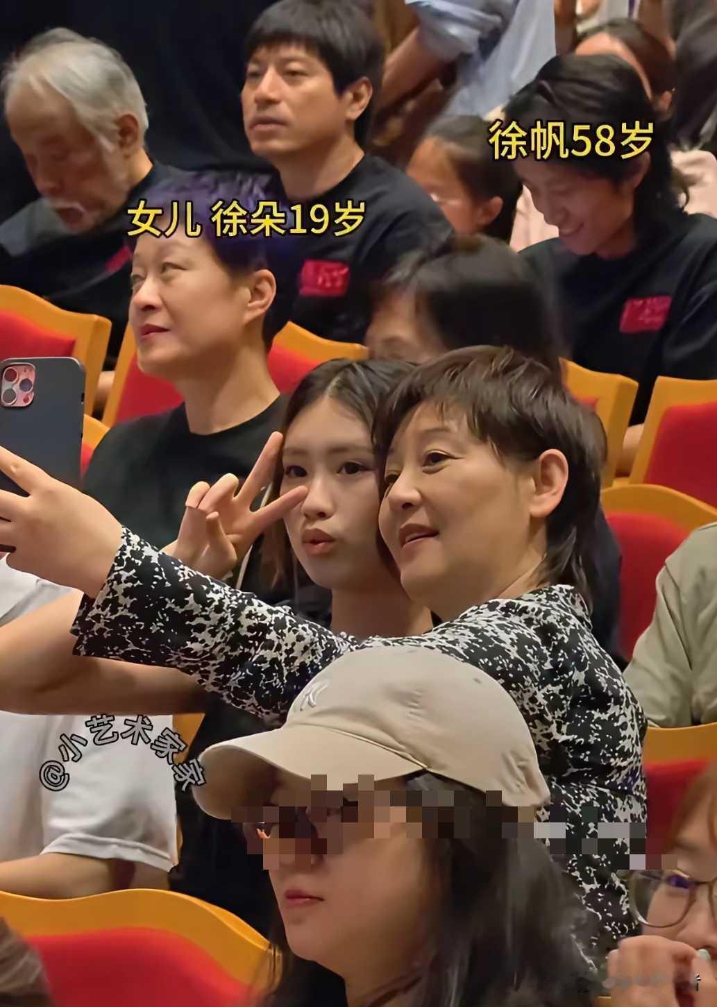 徐帆和徐朵一起给冯小刚新电影助力，这母女两真像好姐妹，一起拍照留念。