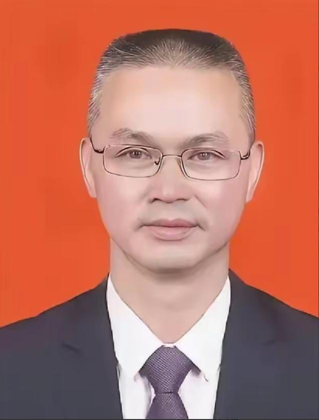 1997年，19岁战士为救人而牺牲，父母几度昏厥，可谁料20年后，战士母亲病逝，