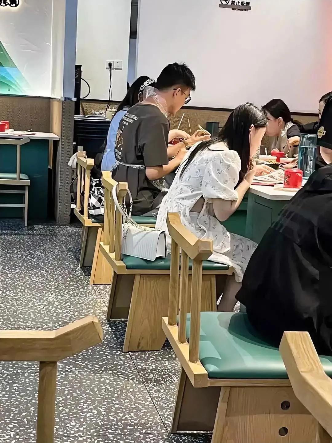 我想提醒她一下，又怕她尴尬。