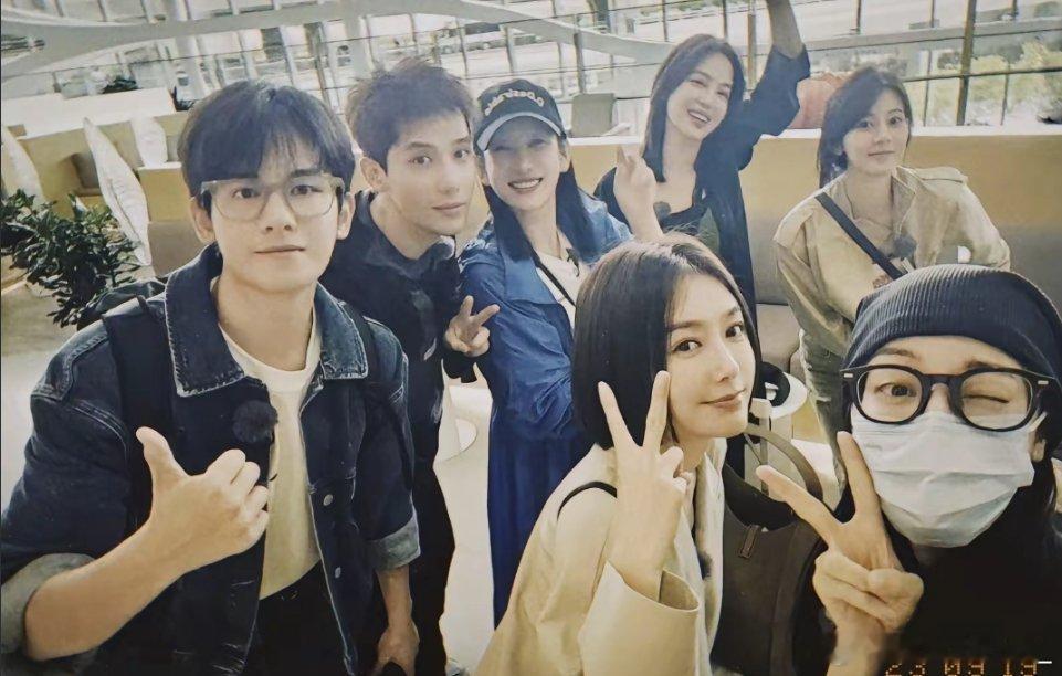 #花儿与少年丝路季[超话]# 得了，到底有没有人能来给他们递一个本子啊，几个姐姐