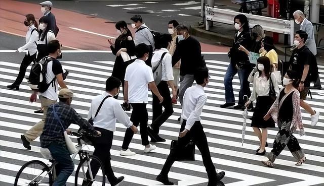2025年全国出生人口降至792万人，跌破800万大关。为应对人口下行压力，20