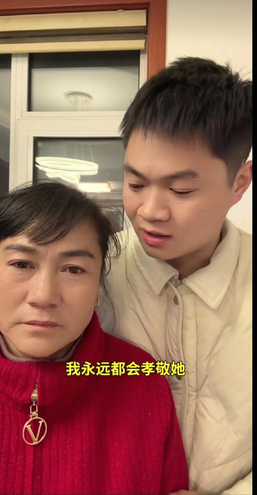 这位叫海滨的小伙子视频告诉大家身边是把他养大的养母，二十四年了，他不知道自己的亲