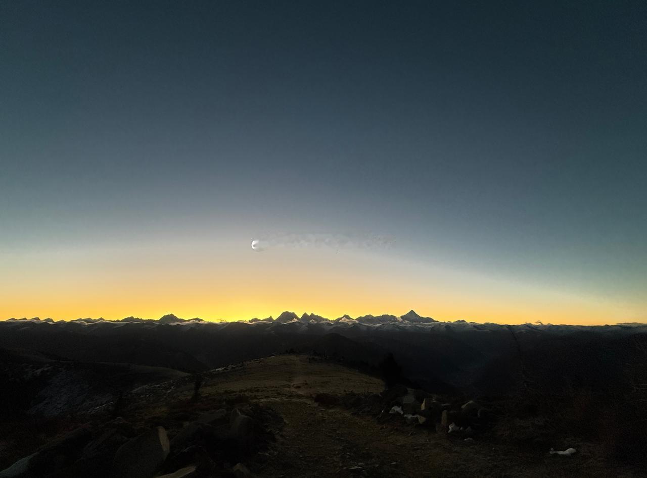 看日出
除了子梅垭口，甲根坝的贝美德托垭口观景台，一样可以看贡嘎群山。
318转