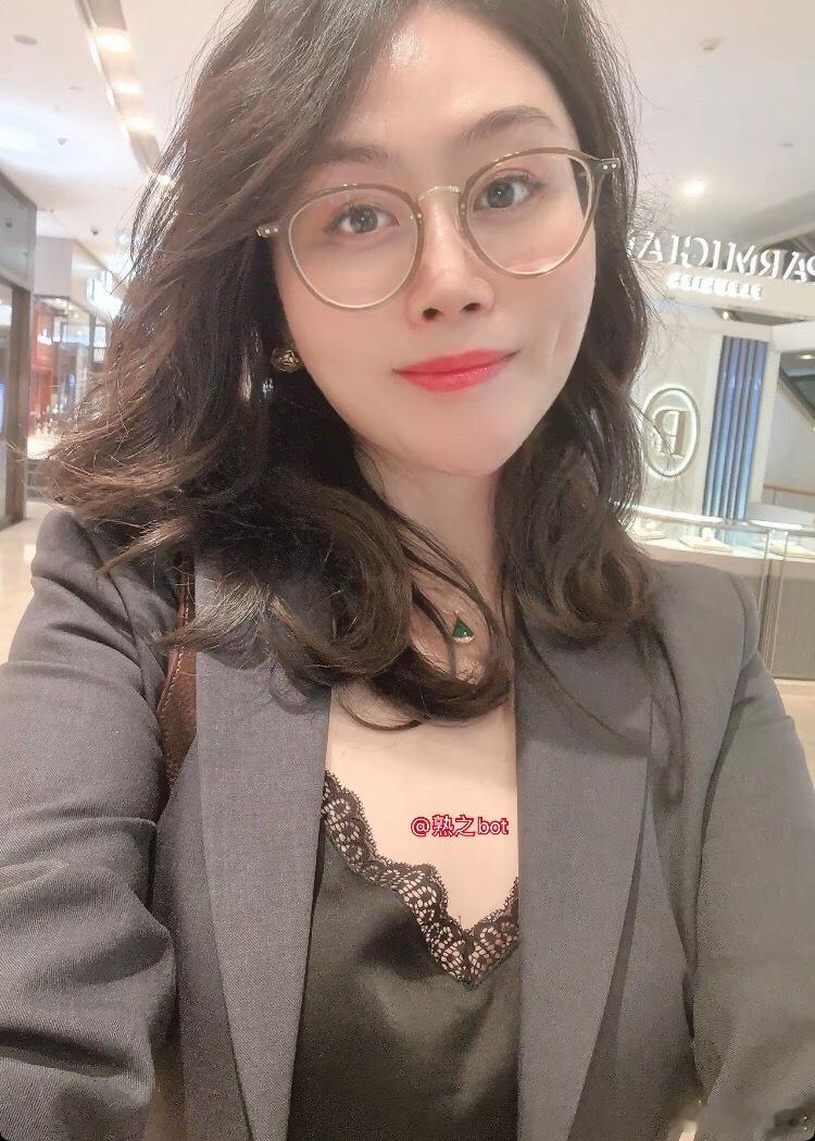 戴眼镜的迷人风韵美阿姨 ​​​