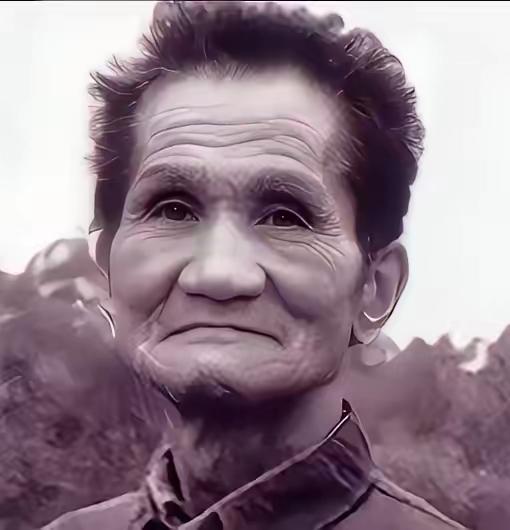 1947年冬，山东一户农家的女主人，将一些吃的递给门前的乞丐，乞丐没有接，开口的