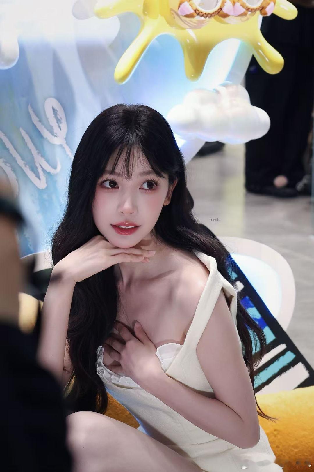 易梦玲白色翅膀 易梦玲线下活动生图 天使本使！易梦玲白色翅膀亮相线下活动，生图直