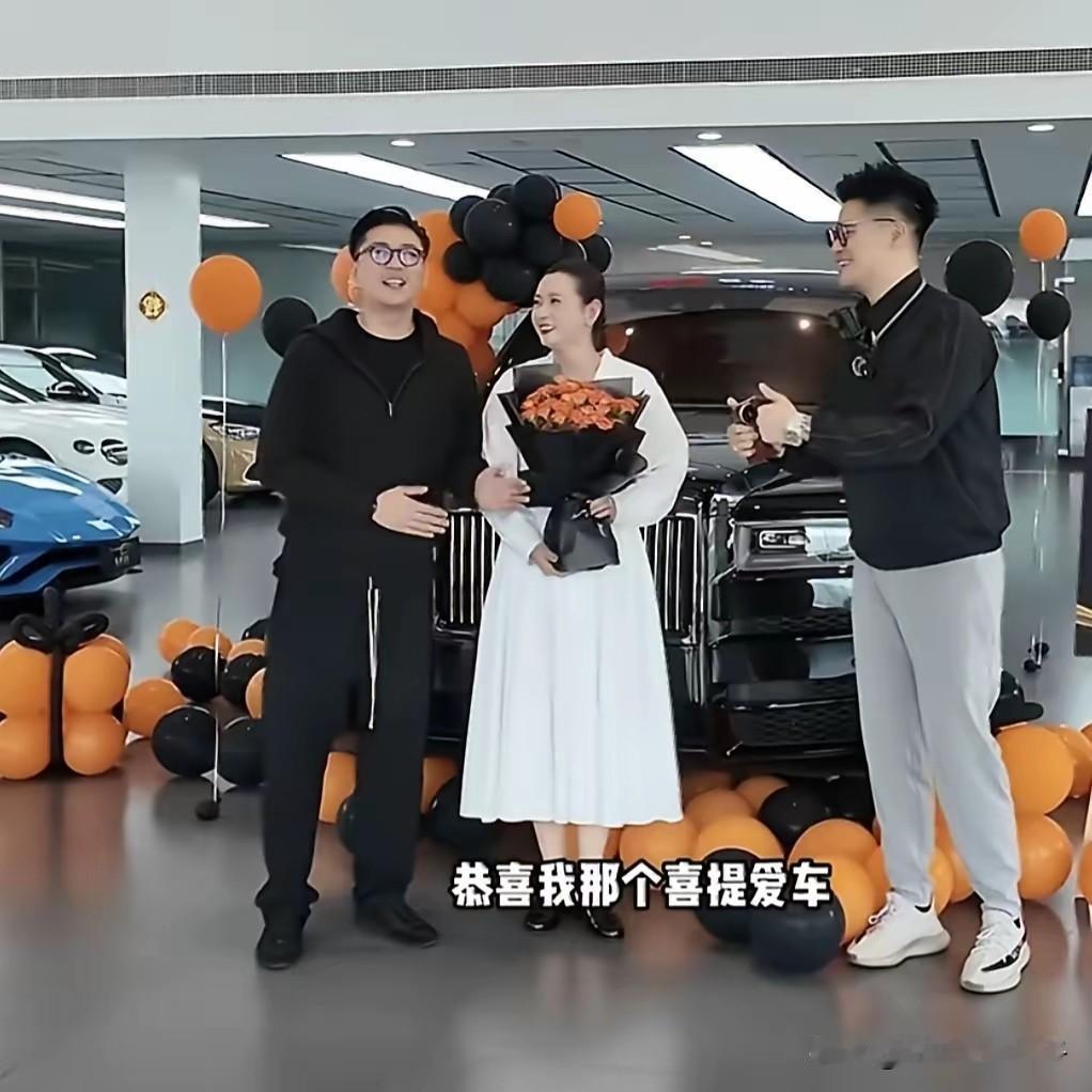 小说都不敢这么写，给儿子买库里南，资助的女孩送大众，还不确定车子写在谁名下。
《