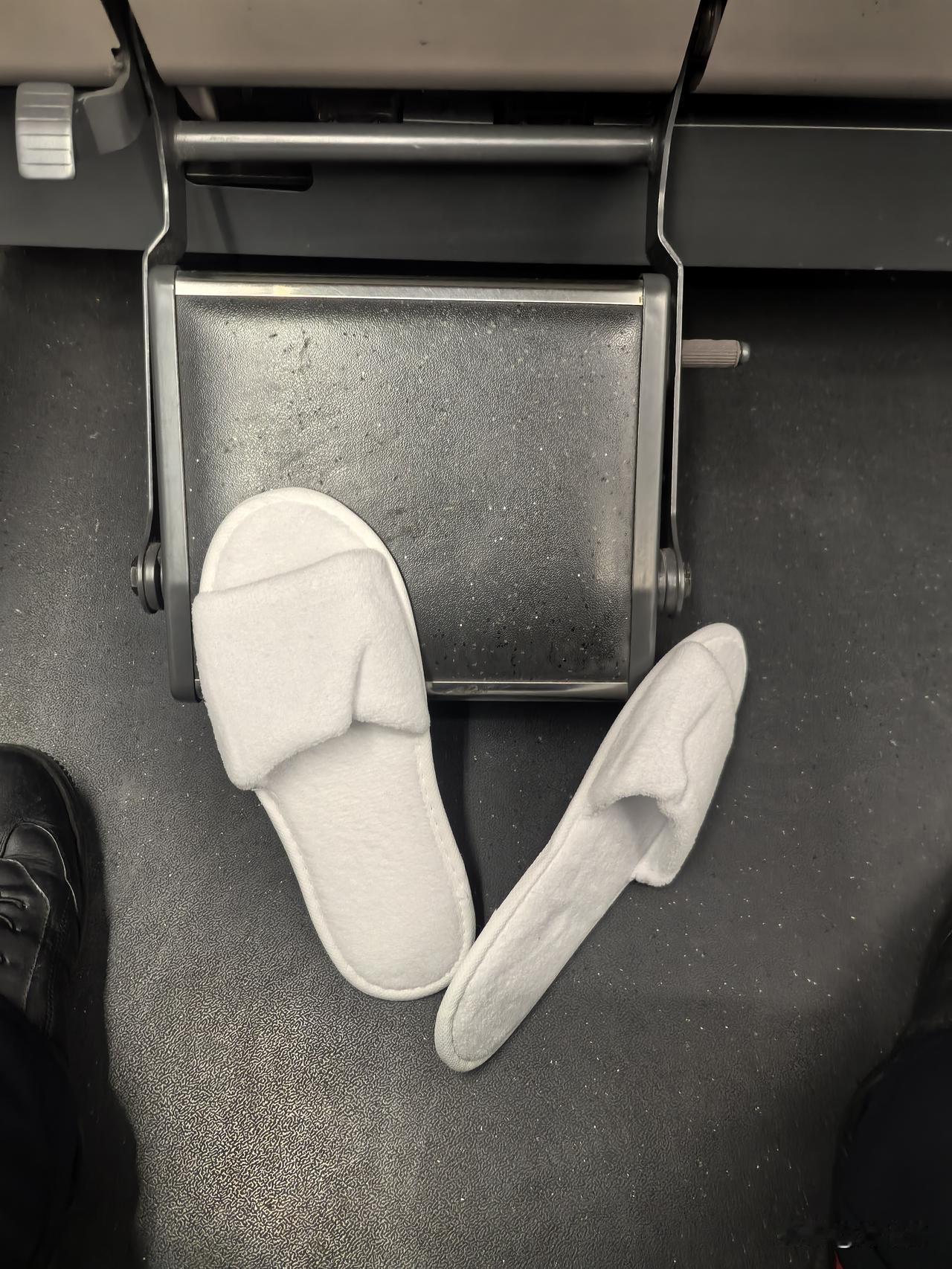 说：头等也没啥区别
不就是一双拖鞋吗？
哈哈
头等咖