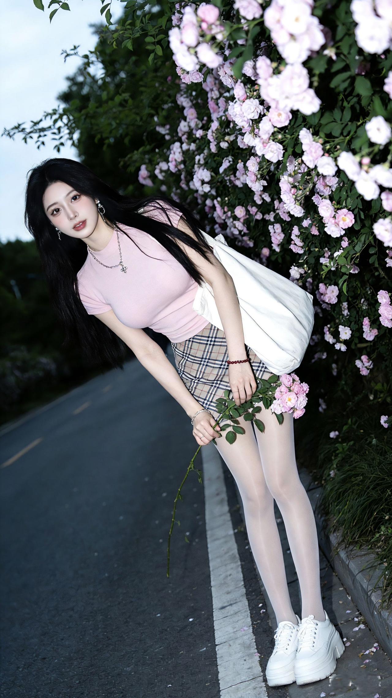 甜妹穿搭随意拍 我的春日甜美ootd 感受初夏的气息 户外拍摄随性洒脱