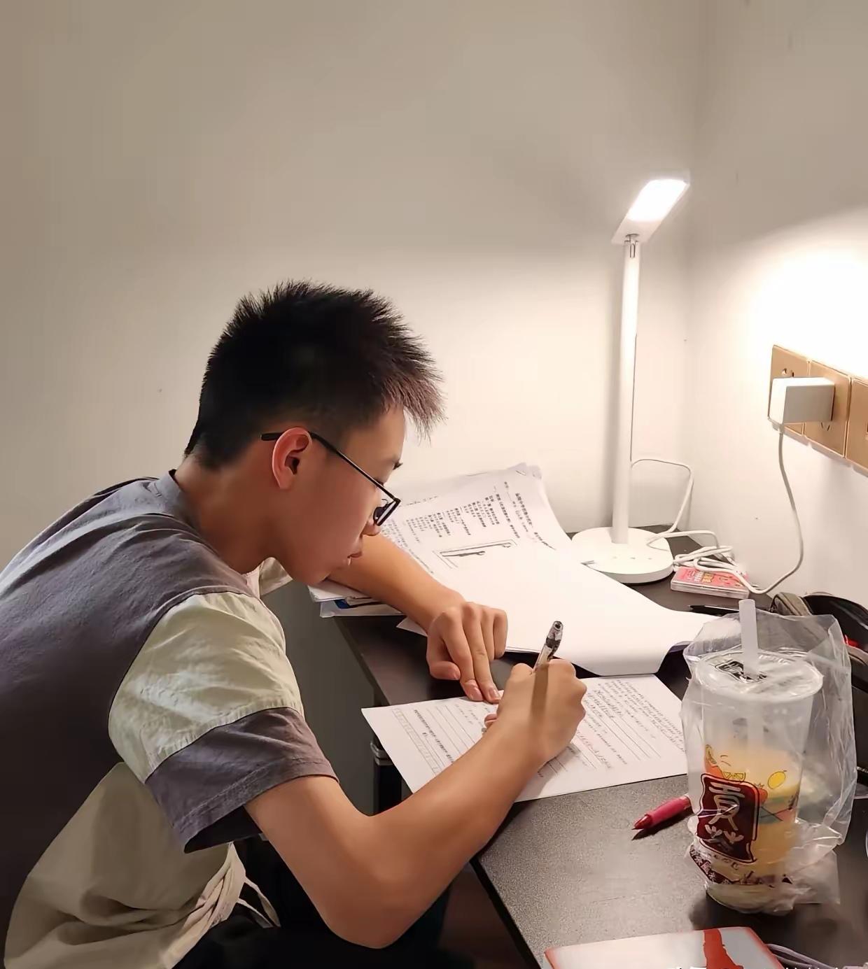 可能很多人都会怀疑：
到了高中，一年半时间，语文、数学和英语成绩的提高幅度会有这