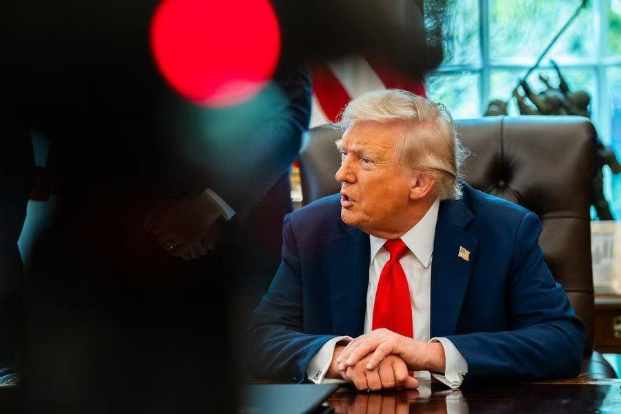1、本周，特朗普总统私下敦促印第安纳州共和党高层议员重新绘制该州的国会选区地图，