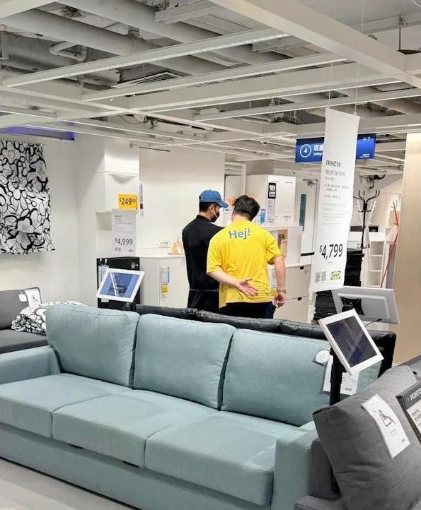 郭富城带老婆买家具，全程忙前忙后，方媛坐旁边玩手机等的好无聊 