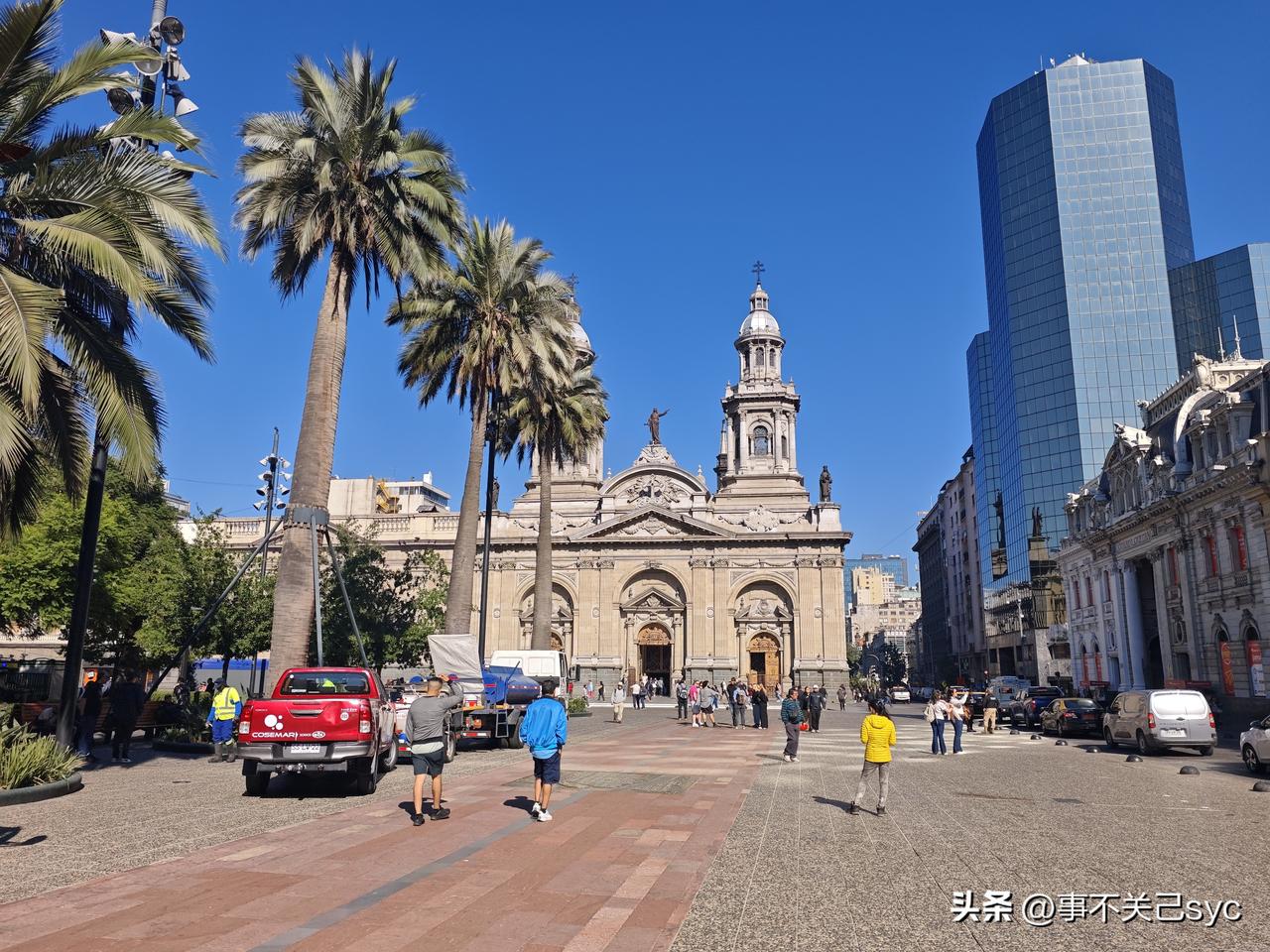 独具一格的是，总统府可以参观。
末图是圣地亚哥大学。