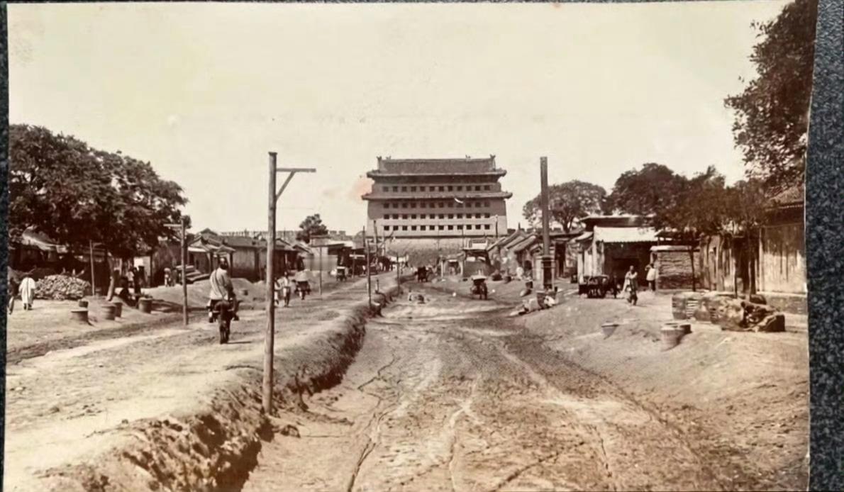 图一到底是宣武门箭楼还是阜成门箭楼？对比图二宣武门，和图三阜成门，宣武门箭窗下有
