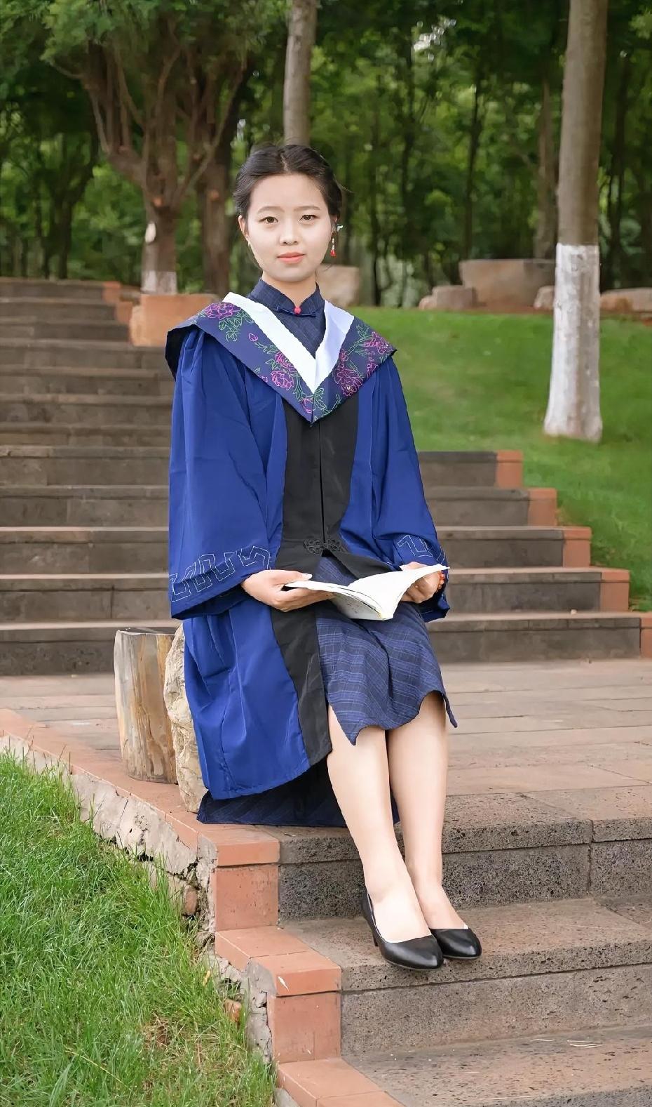 学士服一串穿上，温婉，知性的气质愈发衬托出来。