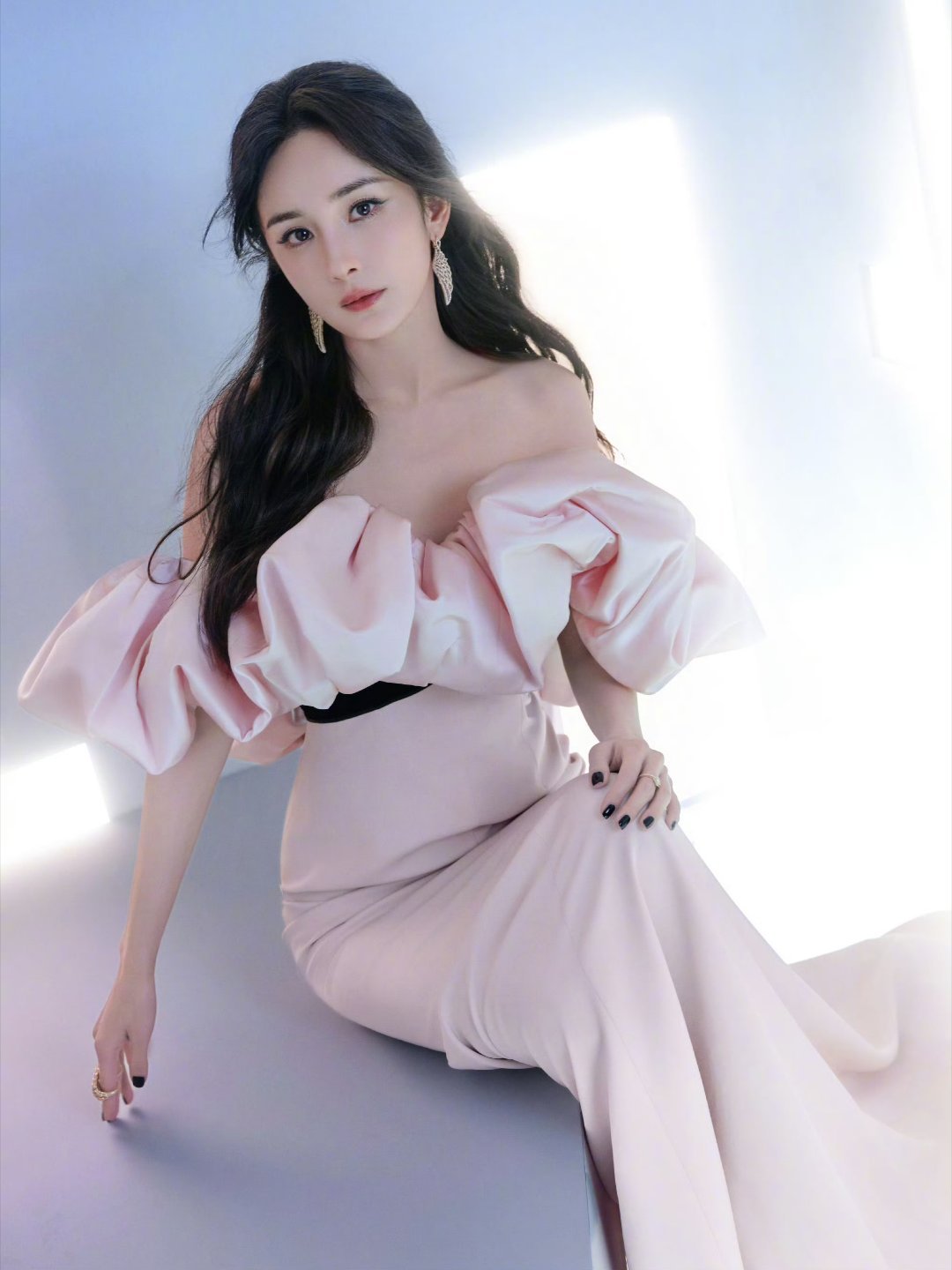 #杨幂解锁第80套高定##杨幂身穿第80套高定#恭喜杨幂解锁第80套高定，杨幂战