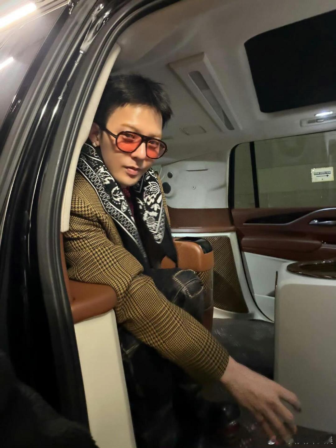 春节和权志龙一起团建 过年除了吃吃喝喝，还能去曼谷看权志龙！他见面会的舞台设计听