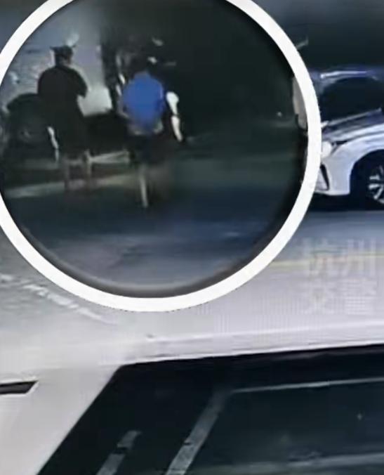 杭州一男子凌晨充电遇交警，上前围观搭讪“你们在查酒驾吗”，结果自曝喝酒，被当场控