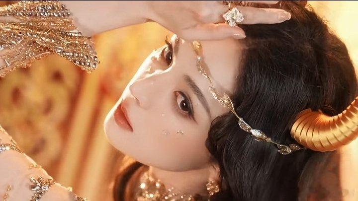 娜扎cos金牛女神美爆了以前说她花瓶，现在看这组金牛女神照，才发现她才是内娱“女