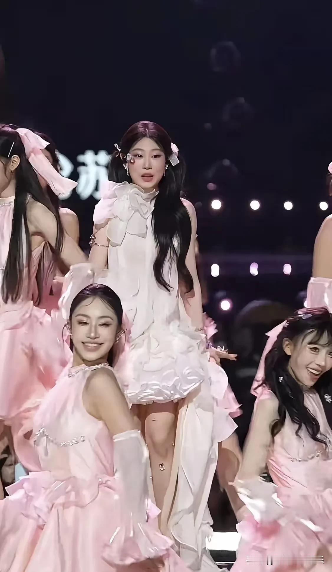 沈佳润真的太会投胎了，凭借星二代身份出道，颜值被旁边的伴舞小姐姐碾压，在美女如云