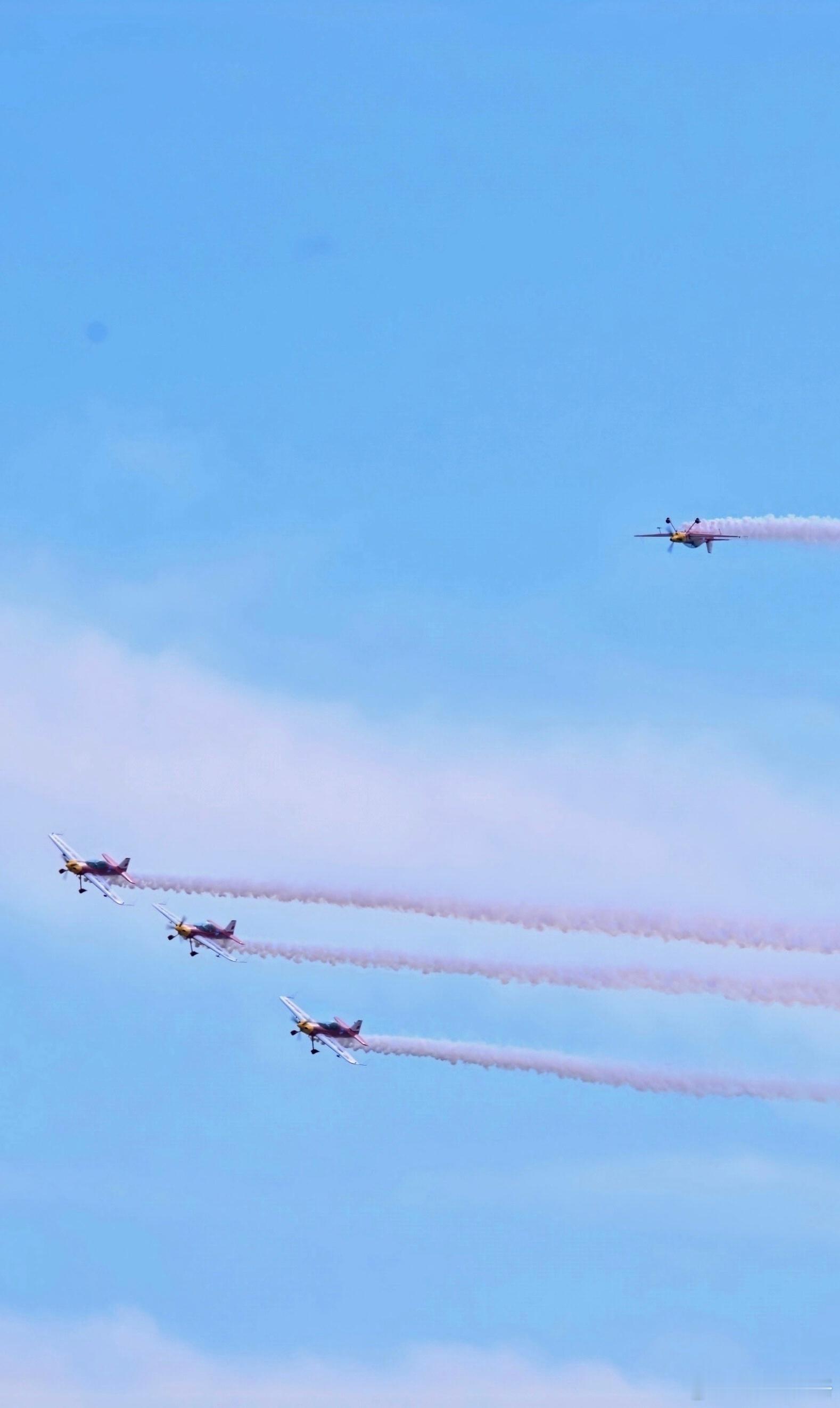 一个是四届世界冠军，一个是红牛大师赛冠军，四舍五入也算维斯塔潘的队友。2025亚